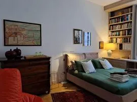 Casa Mari - free secure parking, breakfast, private bathroom, wifi, garden, aircon, 5 min walk to metro and train station