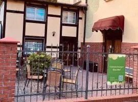 Ferienwohnung 2 Grüner Fürst mit Sitzecke im Innenhof & Parkplatz & Nähe Park
