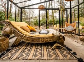 Boutique Bungalow 2 met sauna, hottub en boskas, hotel v destinaci Rheezerveen