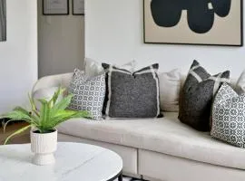 AURORA - 2Bed Gem in Historic Green Market Square