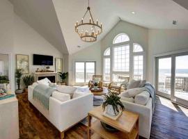 8 Bed Oceanfront in OBX with Pool & Hot Tub, ξενοδοχείο σε Frisco