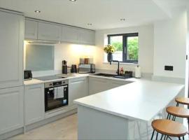 Modern Luxury 4 Bed House in Heart of Macclesfield, cottage in Macclesfield