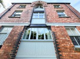 The Warehouse Apartments, 1 - Bed, Sleeps 2, Ulverston - UK, hotel in Ulverston