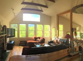 Creekside Craftsman Cabin with Jacuzzi - Alpine Splendor 6 Mins to downtown, hotel in Boulder
