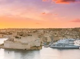 Authentic Maltese Boutique Holiday Home with Rooftop Pool - Moon Townhouse