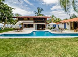 Casa La Palapa, Beachfront Oasis in Tivives!，Tivives的飯店