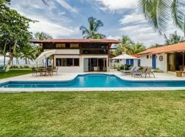 Casa La Palapa, Beachfront Oasis in Tivives!