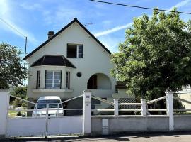 Charmante Maison avec Jardin à Troyes, villa in Sainte-Savine