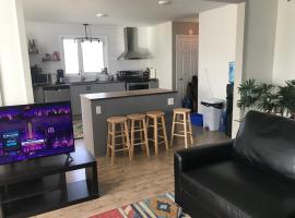 Northern Rainbow Upper Level Suite in House, ξενοδοχείο σε Yellowknife