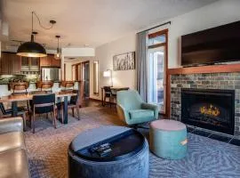 Premium King suite with views and pool、キャンモアのコテージ