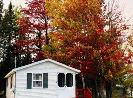 Lakeside Stays，Plaster Rock的有停車位的飯店