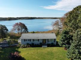 Spectacular waterfront house, casa r&uacute;stica em Yarmouth