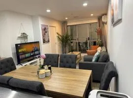Stunning 3 bd 2 bth city apt Pool and Carpark