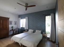 Chambre "Madeleine" avec 2 lits simples et table d'hôtes - FR-1-590-468, ξενοδοχείο σε La Ferte-Saint-Aubin