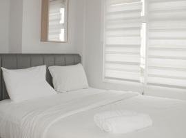 Comfort Living 3BR at Springlake Summarecon Bekasi Apartment By Travelio, hotell sihtkohas Bekasi