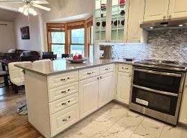 Nature's Blissful Haven - King Bed & Heated Garage, hotel v destinaci Chanhassen