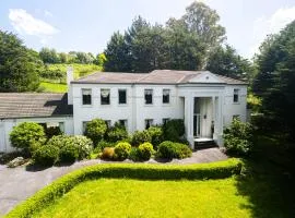 StayAU Expansive 7BR Villa Scenic Warrandyte