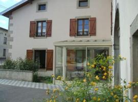 Maison familiale avec cheminée, jardin et WiFi à Esley, Vosges - FR-1-589-743, hotell i Esley