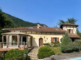 Villa avec piscine au coeur des Pyrénées, Hotel in Lourde