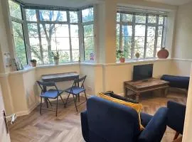 Royal Pavilion Garden Apartment with Parking
