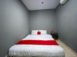 RedDoorz at Marina City Waterfront, hotel v destinaci Pembunuh