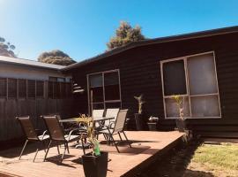 Cedar Palms Pet friendly close to red rocks beach, villa in Cowes