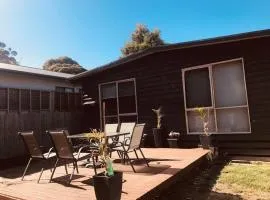 Cedar Palms Pet friendly close to red rocks beach、カウズの別荘