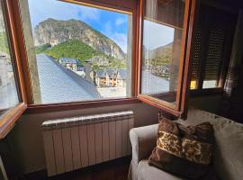 Apartamentos 3000 Escarrilla, hotel in Escarrilla