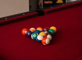 Contractor-Friendly 3-Bed, Games Room, Pool Table!