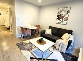 Urban Oasis - Spa, Pool and Kitchen
