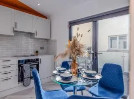 Seaside Escape l Steps from Brighton Beach l Balcony l 1BD