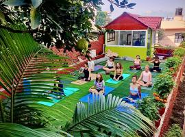 fireflies retreat home- Yoga, Sound Healing & Coworking Stay in Kathamndu, хотел в Катманду