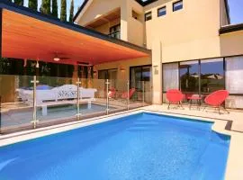 Luxury Villa W Pool & Spa 5 BEDROOMS