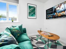 Modern 2 Bed Apartment - Sleeps 3 - Parking 55C