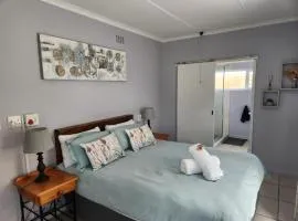 25 ON Main Struisbaai