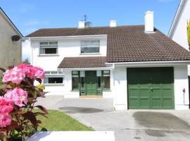 THE VILLAGE HOUSE on Wild Atlantic Way CLARINBRIDGE VILLAGE, hotel v destinaci Galway