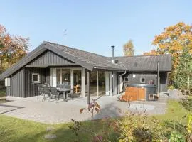 Four-Bedroom Holiday Home In Glesborg