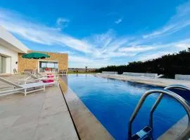 Riverside 3BR Farm - Pool & Stunning Views