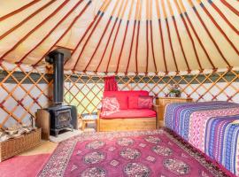 Cosy-Hilltop-Yurt-StunningViews-Nature-HotTub, luxury tent in Cornworthy