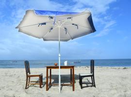 Shoreline Marari Beach Villa at Golden Beach Mararikulam, hotel v destinaci Mararikulam