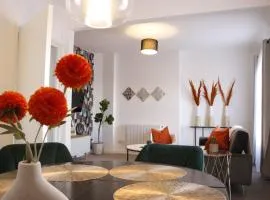 Top Spot 2-Bed Spacious Apartment Town Centre Train Station WIFI