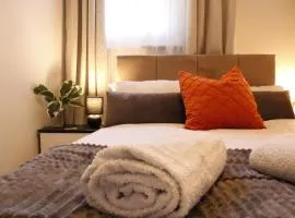 Top Spot 2-Bed Spacious Apartment Town Centre Train Station WIFI