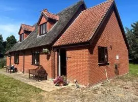 Dog friendly 2 bed cottage close to the river Thurne