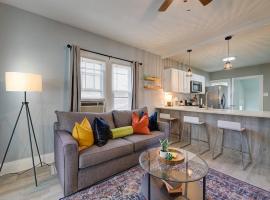 Stylish home Garage Walk to Lake Minutes from Airport、Saint Francisのホテル