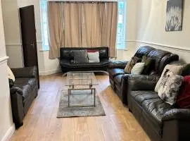 London Luxury 5 Bedroom House 2 min walk to the Tube Station