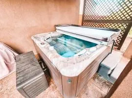 Peaceful Falcon Hot Tub Pet Friendly 3 King Beds