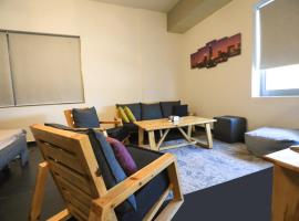 SunnySide studio with stunning sunrise view with all-day electricity in Byblos, hotel v destinaci Byblos