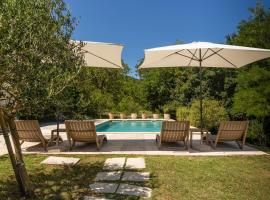 Villa Uljar with additional Chalet - exclusive Istria, Jakomici, hotel v destinaci Pićan
