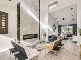 1 Mi to Holmes Lake Bright and Modern Lincoln Home!