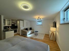 Moderne Unterkunft am Heuberg in Salzburg, hotel v destinaci Guggenthal